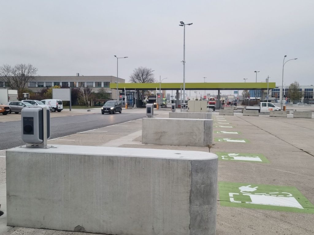 Betonblock mit E-Ladesäule