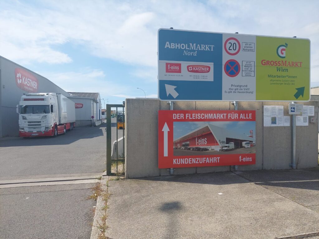 Einfahrtstor mit Hinweistafel