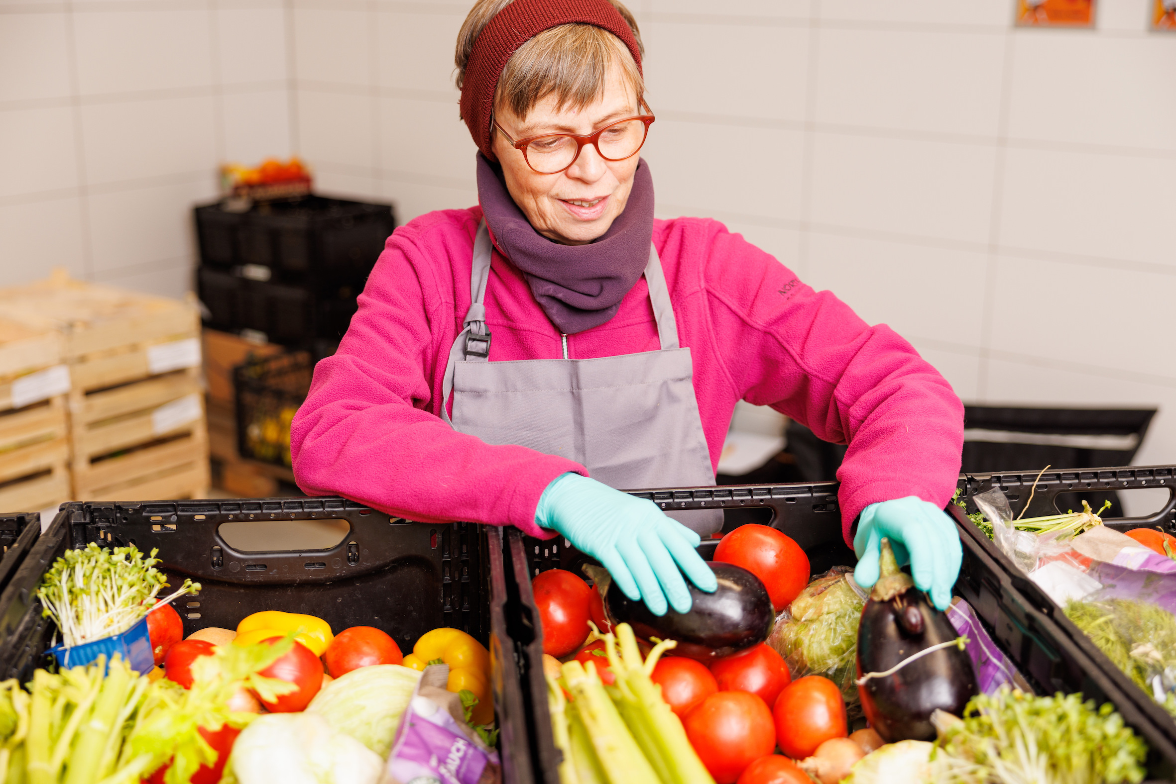 Person beim Sortieren von Gemüse